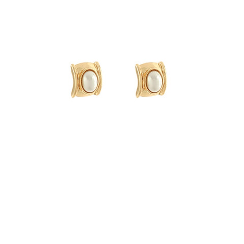 Oval Pearl Studs